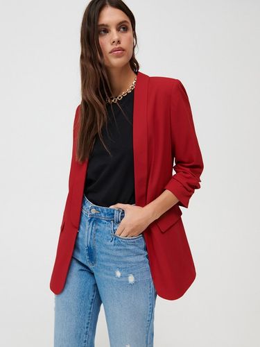 czerwona marynarka damska w stylizacji z jeansami