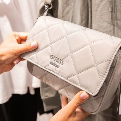 jasna torebka marki guess