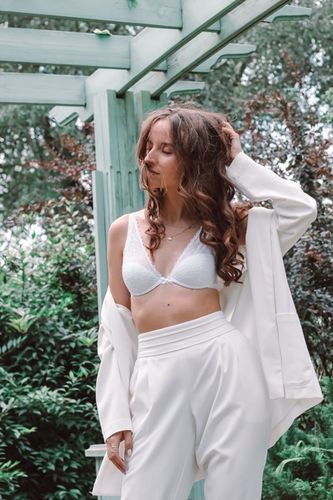 kobieta w damskiej bieliźnie wkomponowanej w stylizację total white