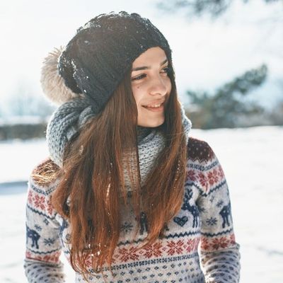 kobieta w zimowej czapce