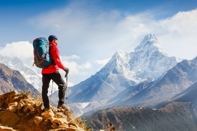 mężczyzna uprawiający trekking