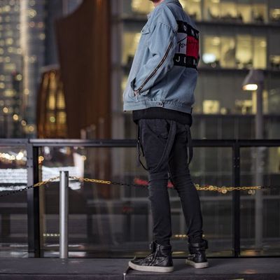 mężczyzna w ubraniach od Tommy Hilfiger 