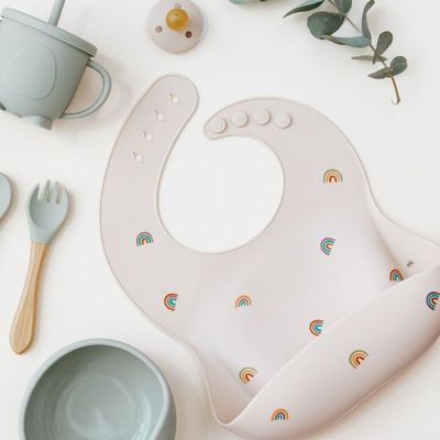 Śliniak dla dziecka w tęczę 