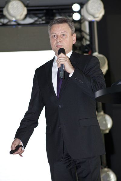 Uwe Burk pełniący funkcję Country Manager Central Europe podczas prezentacji na konferencji CNS Solutions. [źródło: CNS Solutions]