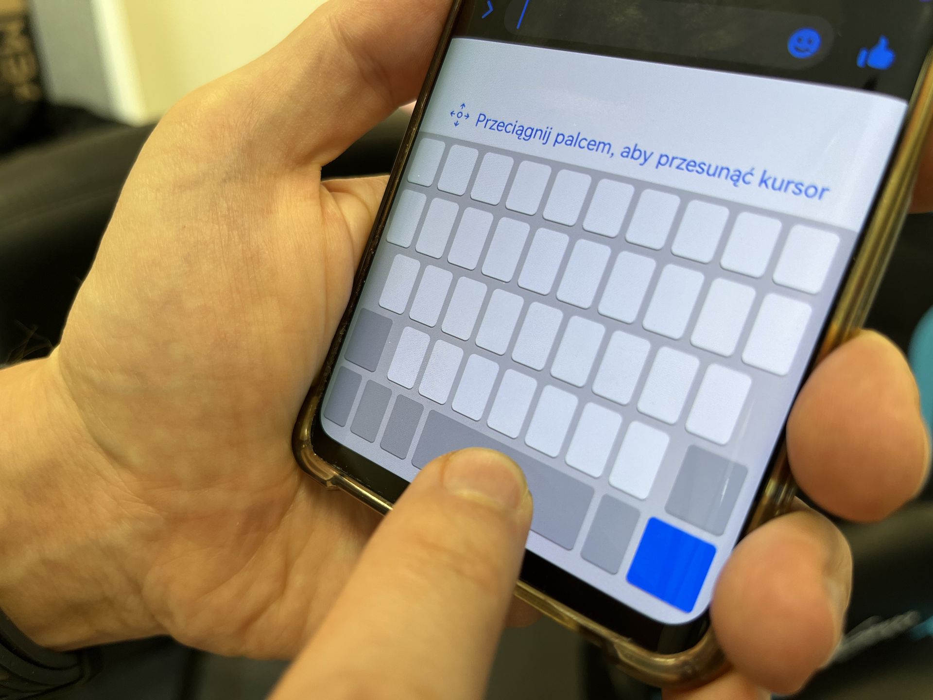 Przesuń kursor na klawiaturze smartfona