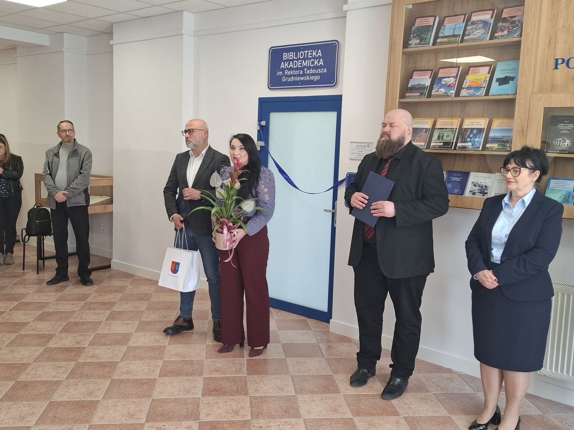 Uroczyście otwarto wyremontowaną bibliotekę akademicką w Ostrowc