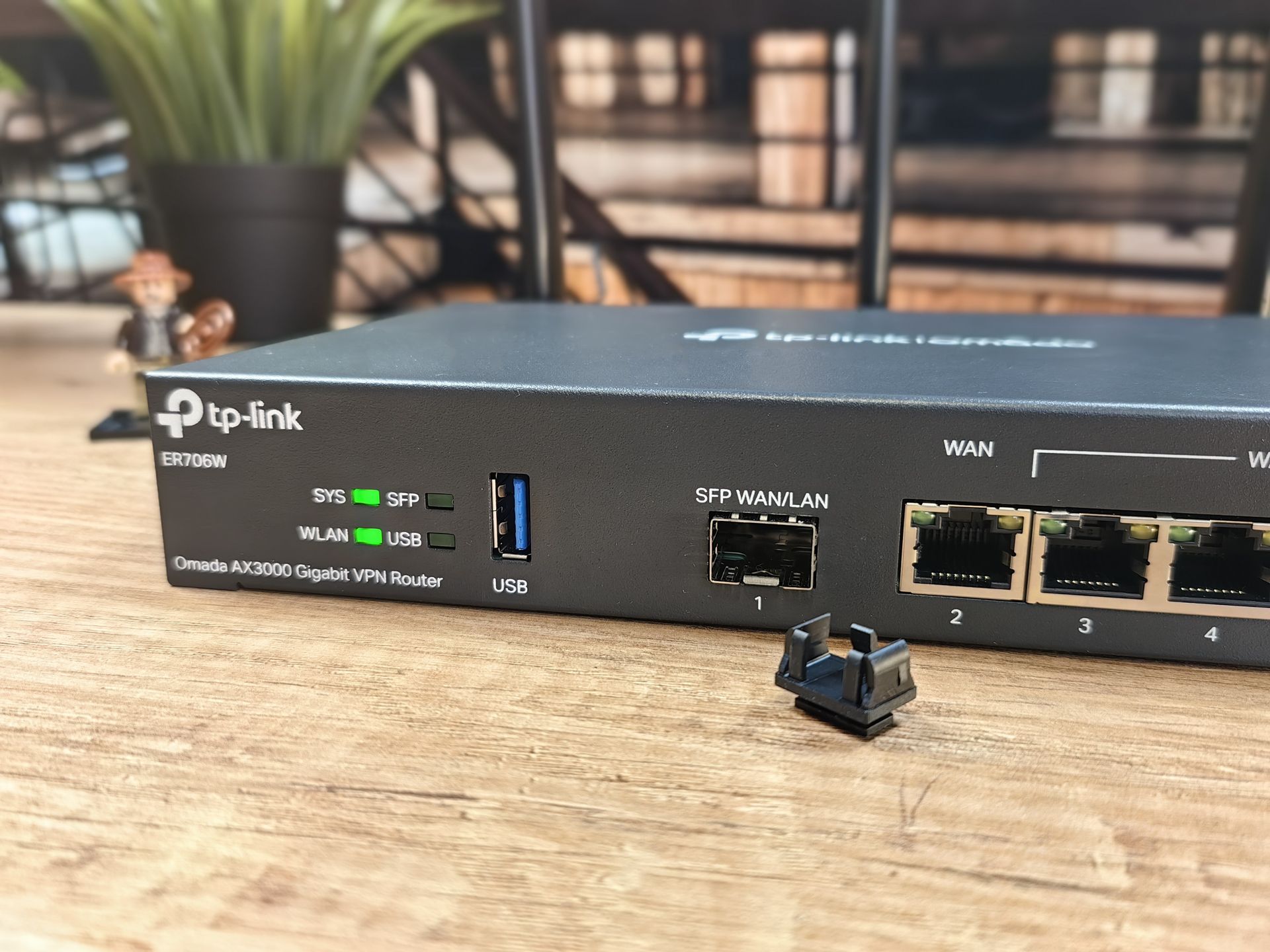Gniazdo USB obsługujące modemy LTE pozwala zaopatrzyć ruter TP-Link ER706W w awaryjne łącze komórkowe
