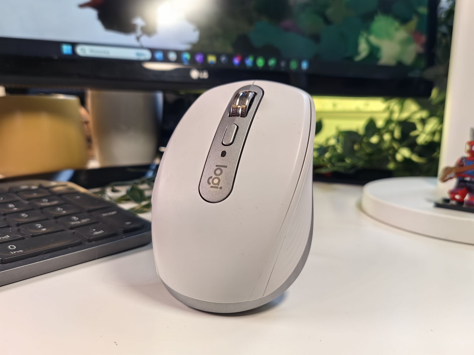 Logitech MX Anywhere 3S ma przycisk służący do przełączania trybu scrollowania, ale można też zmieniać jego funckję