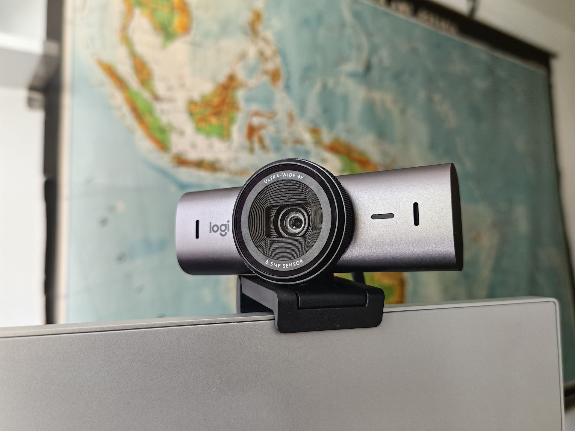 Logitech MX Brio zamocowana na ekranie