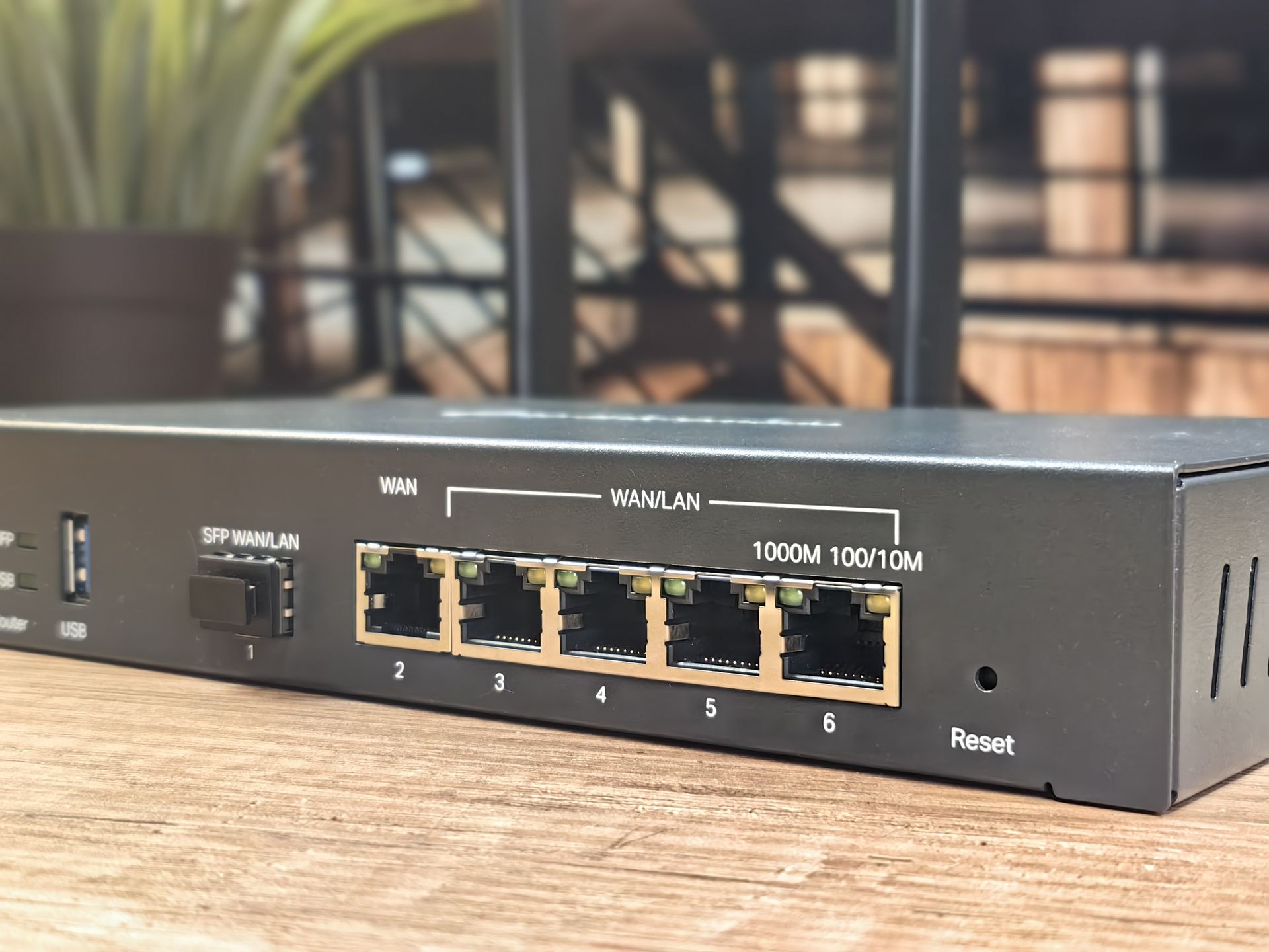 Ruter TP-Link ER706W ma pięć gigabitowych gniazd RJ45, z czego jedno służy jako WAN, a pozostałe cztery WAN/LAN