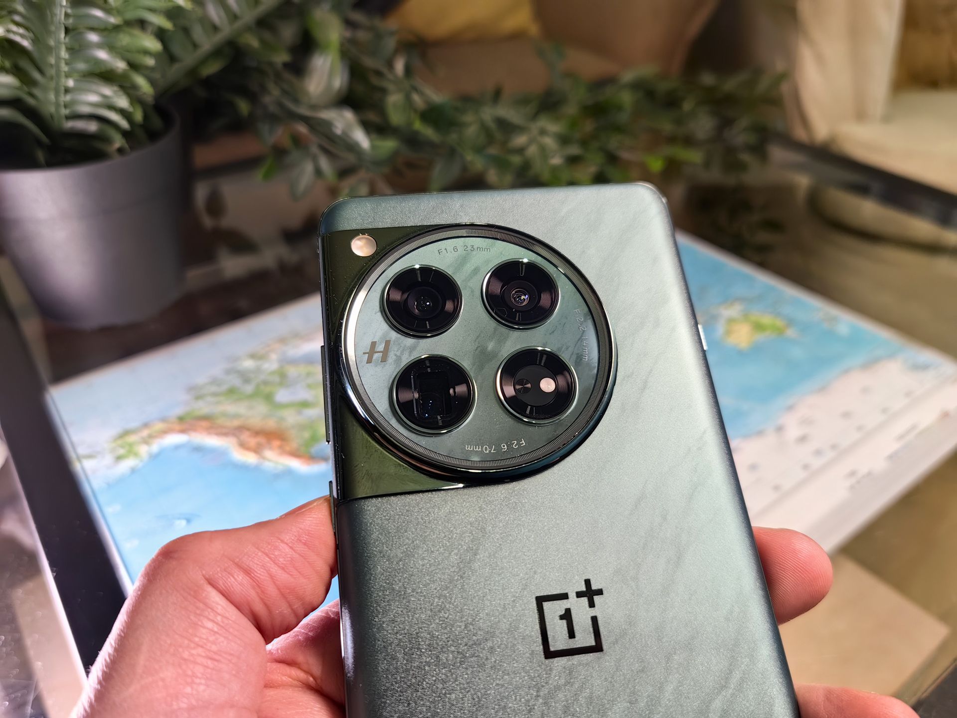 Zestaw aparatów OnePlus 12 stawia go w jednym rzędzie z flagowymi urządzeniami największych marek