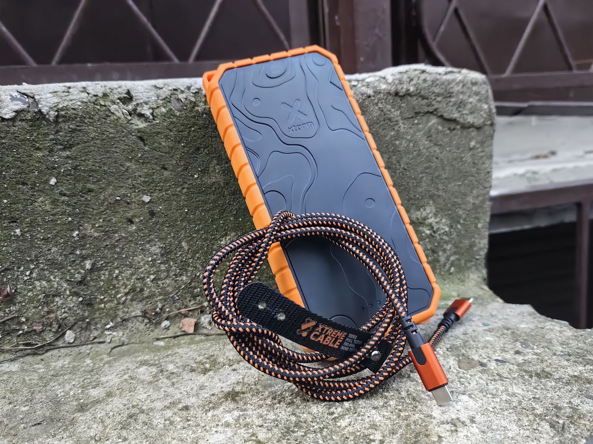 Plecak ucieczkowy: Powerbank i kabel USB