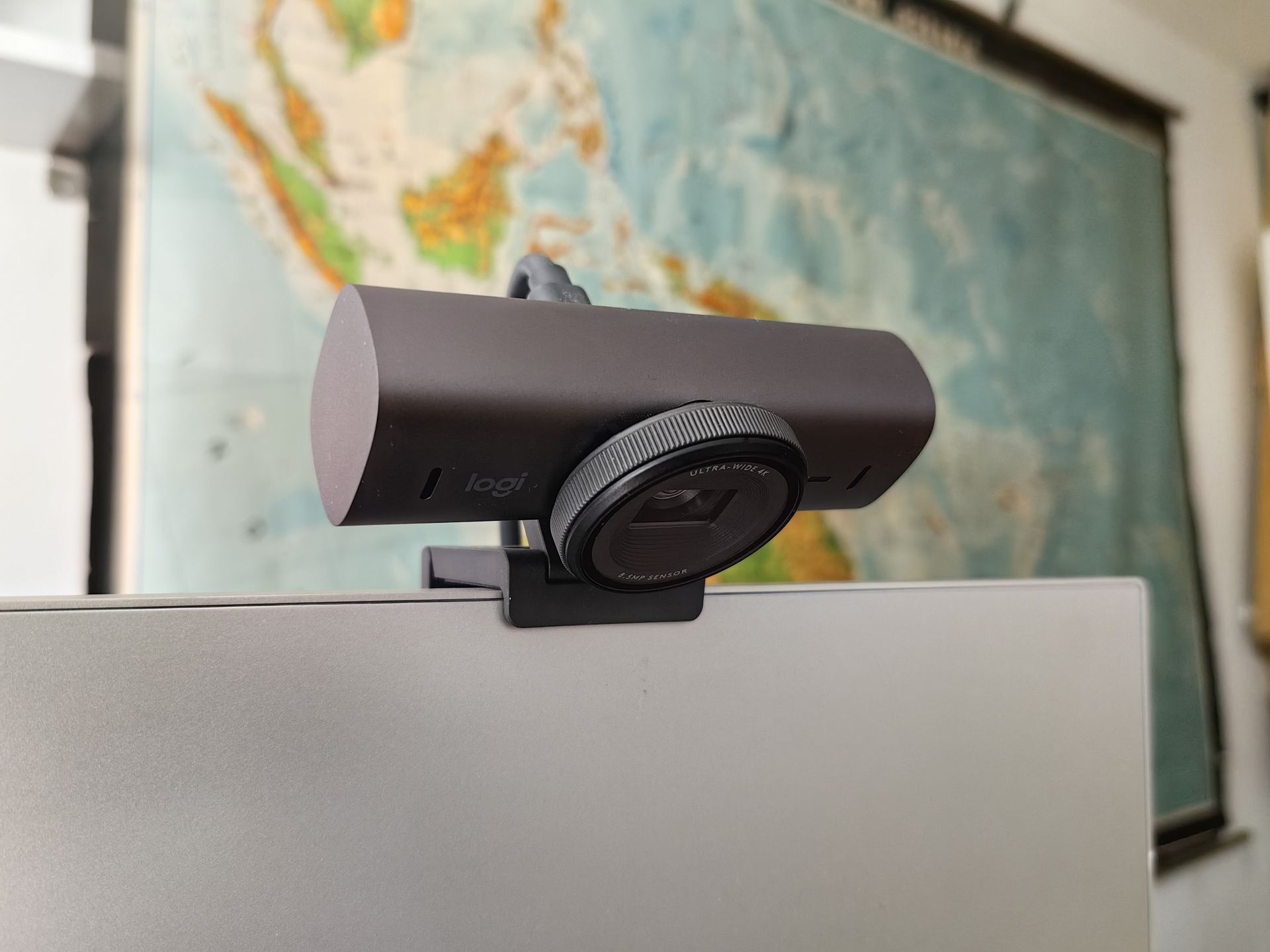 Podstawka Logitech MX Brio umożliwia regulację podniesienia o ok. 90 stopni