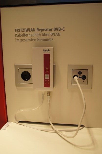 Reapetery bezprzewodowe WiFi, pozwalające doprowadzić małą sieci do trudnodostępnych miejsc. Model Fritz!WLAN DVB-C (po lewej)  pozwala również na przesyłanie za pośrednictwem sieci WiFI 802.11ac sygnału cyfrowej telewizji kablowej.