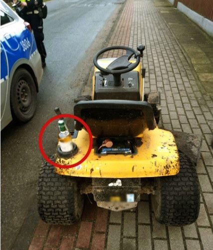 Kronika Policyjna: Mężczyzna jechał traktorkiem z butelką wódki!