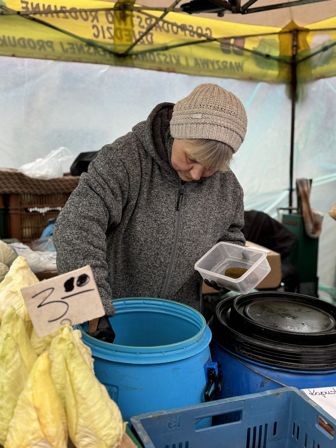 Pani Katarzyna Dziedzic przy swoim stoisku na targowisku