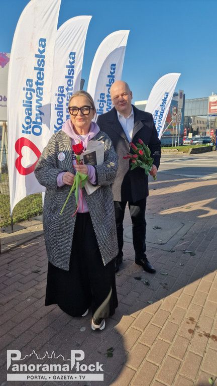 Platforma Obywatelska Płock rozdaje kwiaty w Dzień Kobiet!