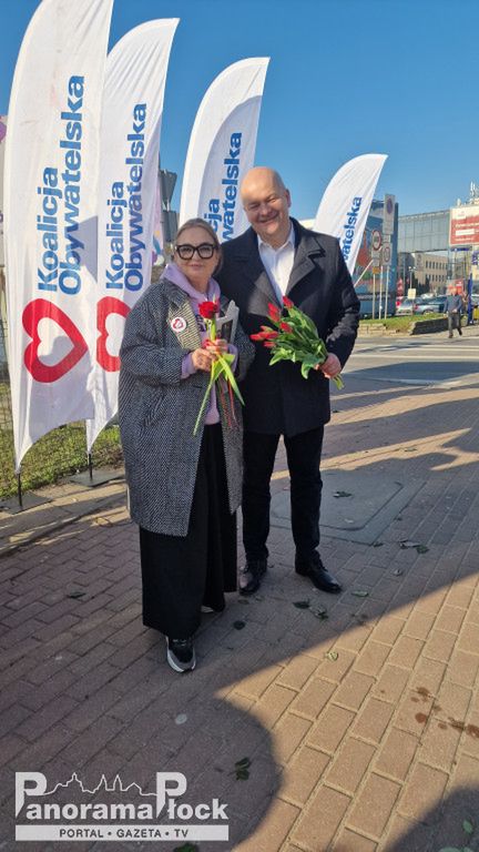 Platforma Obywatelska Płock rozdaje kwiaty w Dzień Kobiet!
