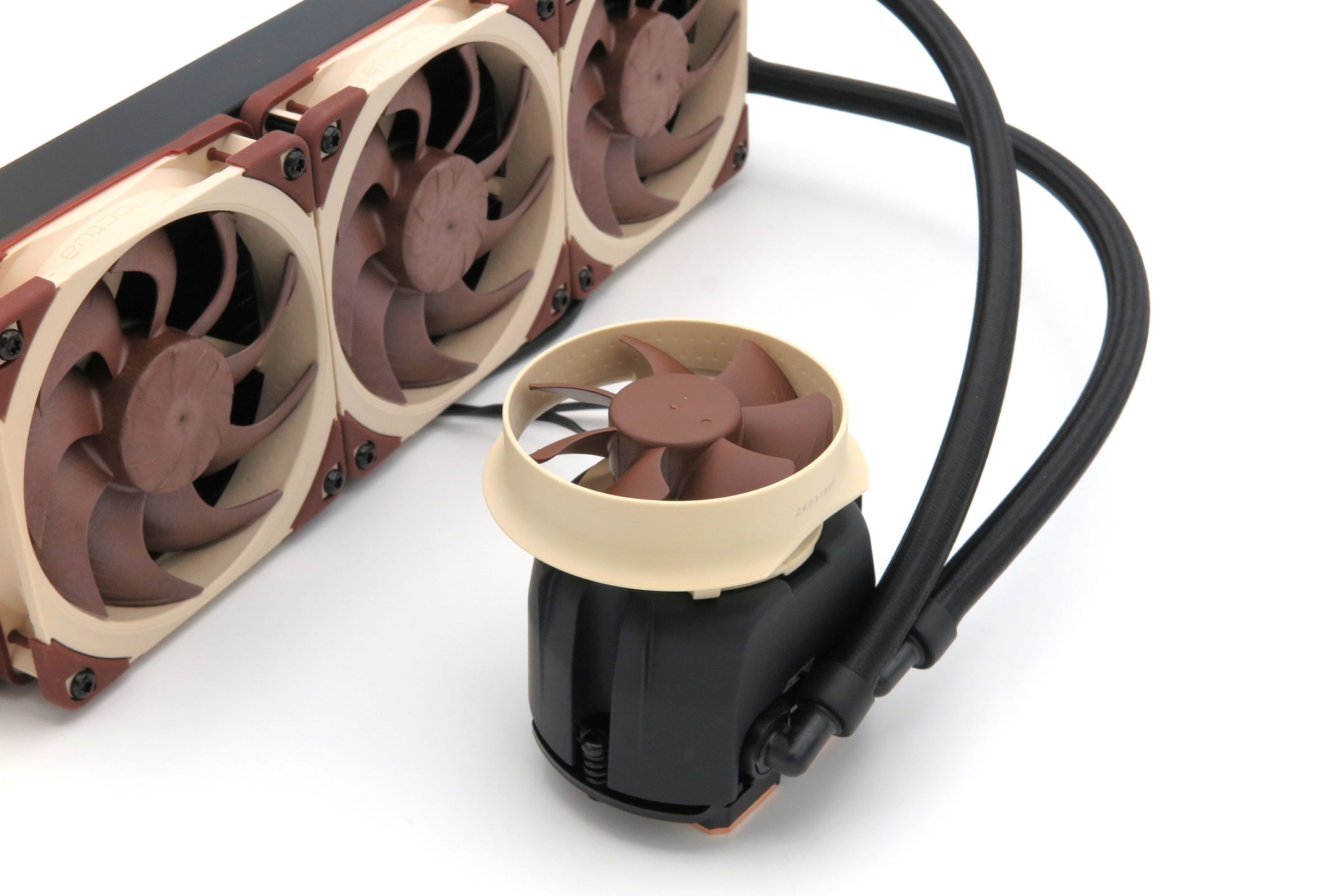 Opcjonalny wentylator Noctua NL-ACF1 wspomaga chłodzenie VRM