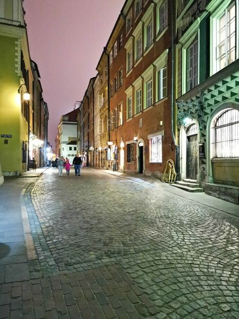 Honor View 20 - zdjęcia nocne uliczka jasno