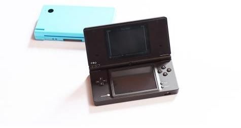 Nintendo DSi dostępny w kolorze: niebiskim, czarnym i białym