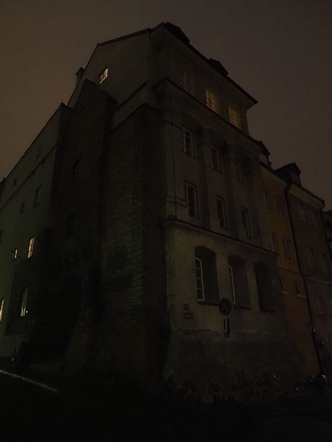 Olympus OM-D E-M5 III - budynek noc JPEG