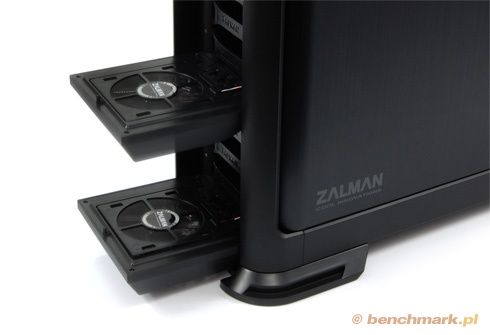 Zalman GS1200 - otwarte drzwiczki do kom&oacute;r HDD