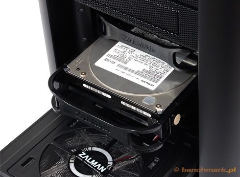 Zalman GS1200 - otwarte drzwiczki HDD + częściowo wysunięte tacki HDD