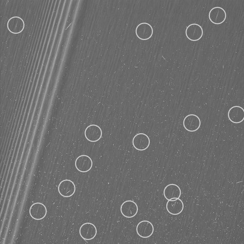 Cassini pierścienie nieprzetworzone zdjęcie