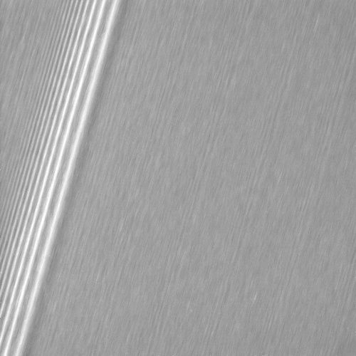 Cassini pierścienie nieprzetworzone zdjęcie