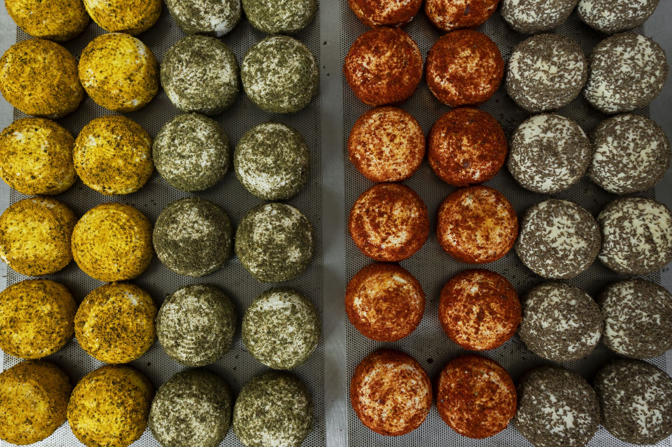 Sery w Osadzie przygotowane są tradycyjnymi metodami