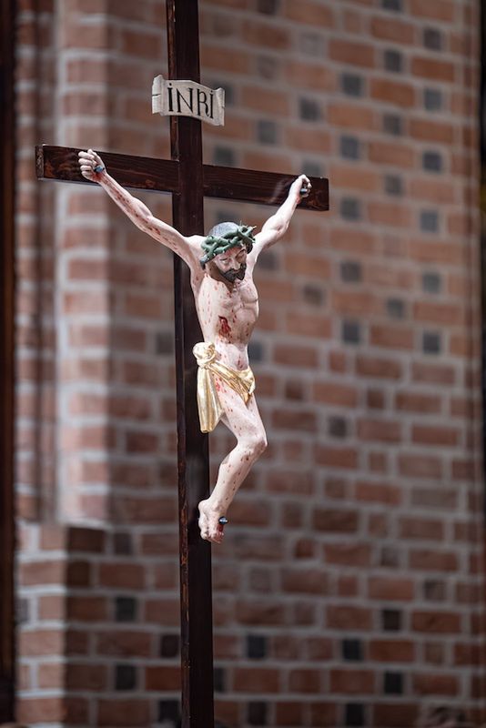 Krzyż, który daje sens cierpieniu. Mocne słowa metropolity pozna