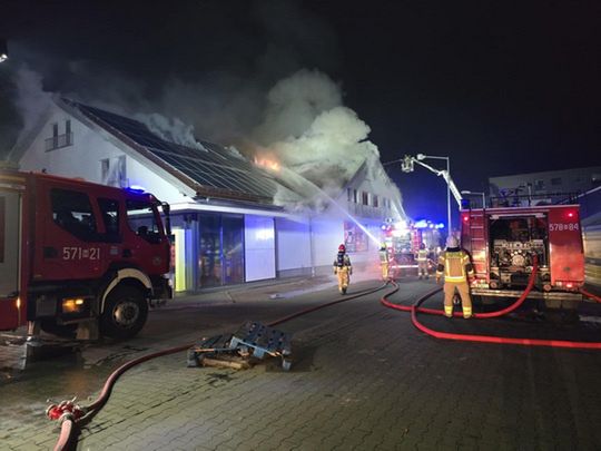 Potężny pożar dyskontu 