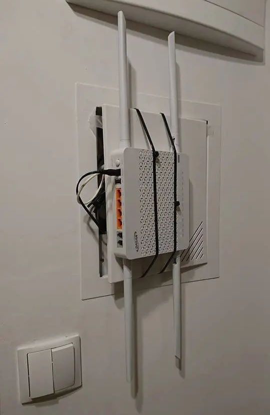 patent na router w metalowej skrzynce