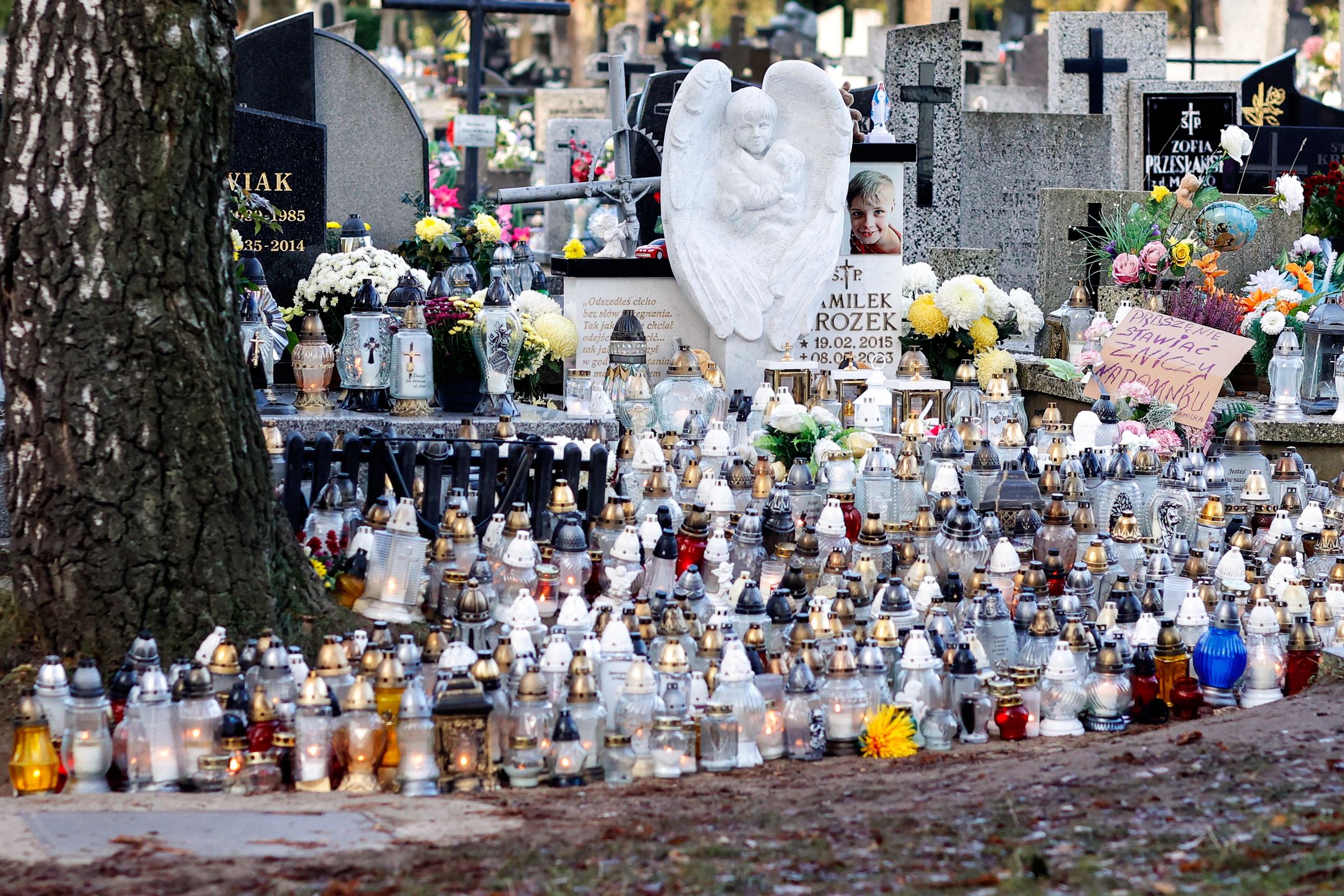 Czestochowa, 02.11.2023. Nagrobek zmarlego w maju br. 8-letniego Kamilka na cmentarzu Kule w Czestochowie, 2 bm. Inicjatorem powstania monumentu byl krakowianin, Piotr Kucharczyk. (jm) PAP/Waldemar Deska