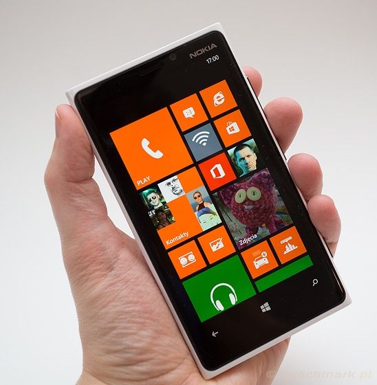 Nokia Lumia 900 - przód w dłoni