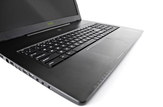 Schenker XMG C703 laptop do gier widok klawiatura