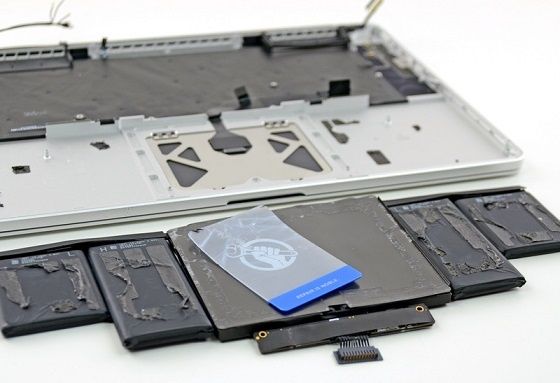 Apple MacBook Pro rozebrany na części