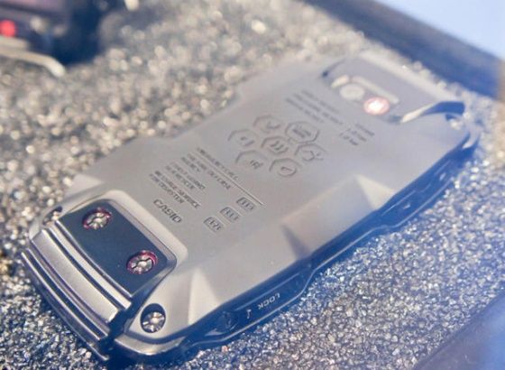 smartfon Casio G-Shock: widok z tyłu