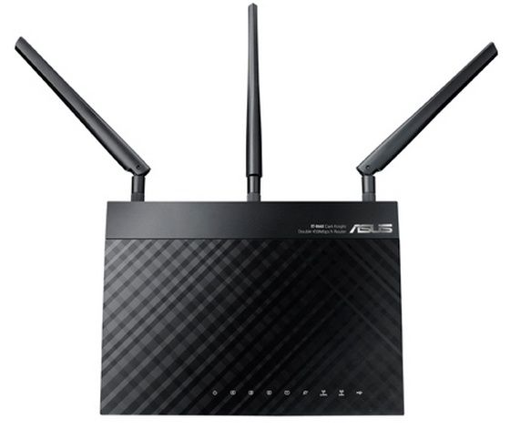 Router RT-N66U z rozłożonymi antenami