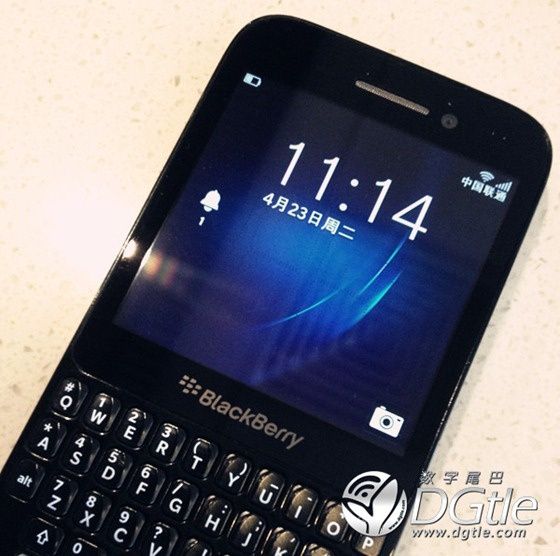 blackberry r10 wygląd smartfon ekran klawiatura