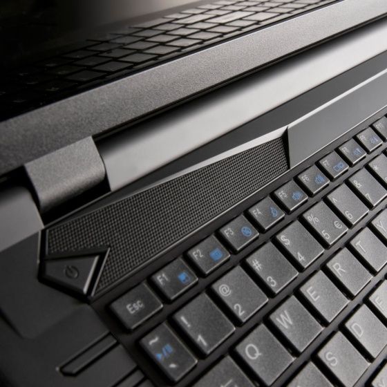 Gigabyte P27K laptop do gier klawiatura widok