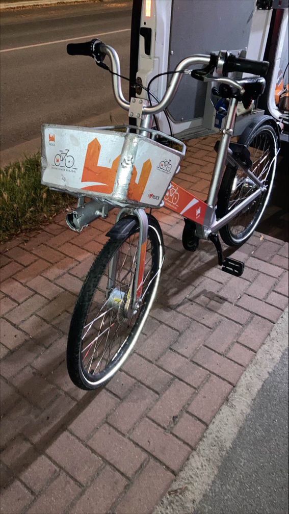 Zdewastowany rower miejski 