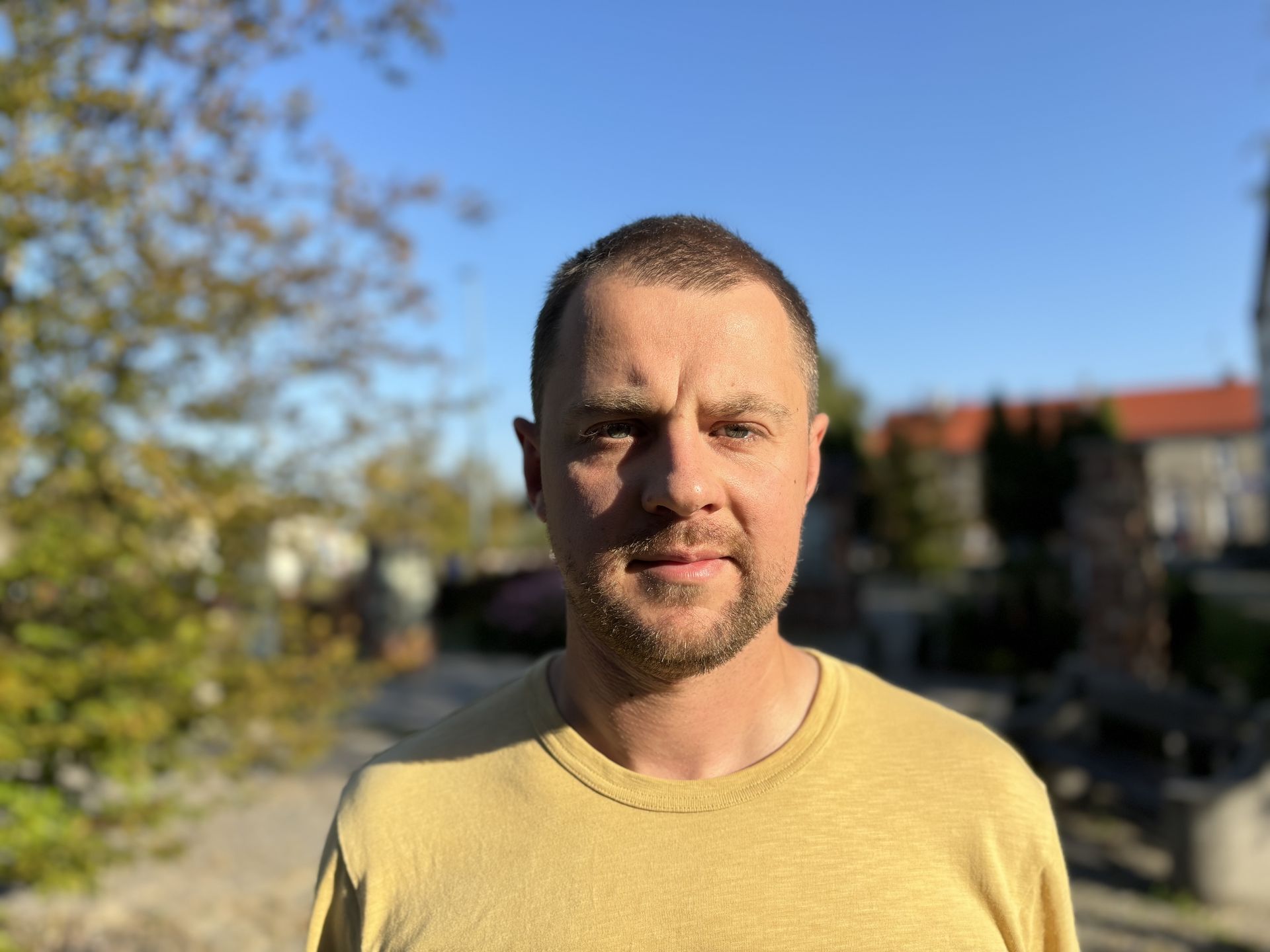 iPhone 14 - zdjęcie portretowe, aparat główny (24 MP, 1x)