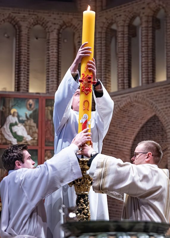 Wielkanocna noc nadziei. Metropolita poznański przewodniczył uro