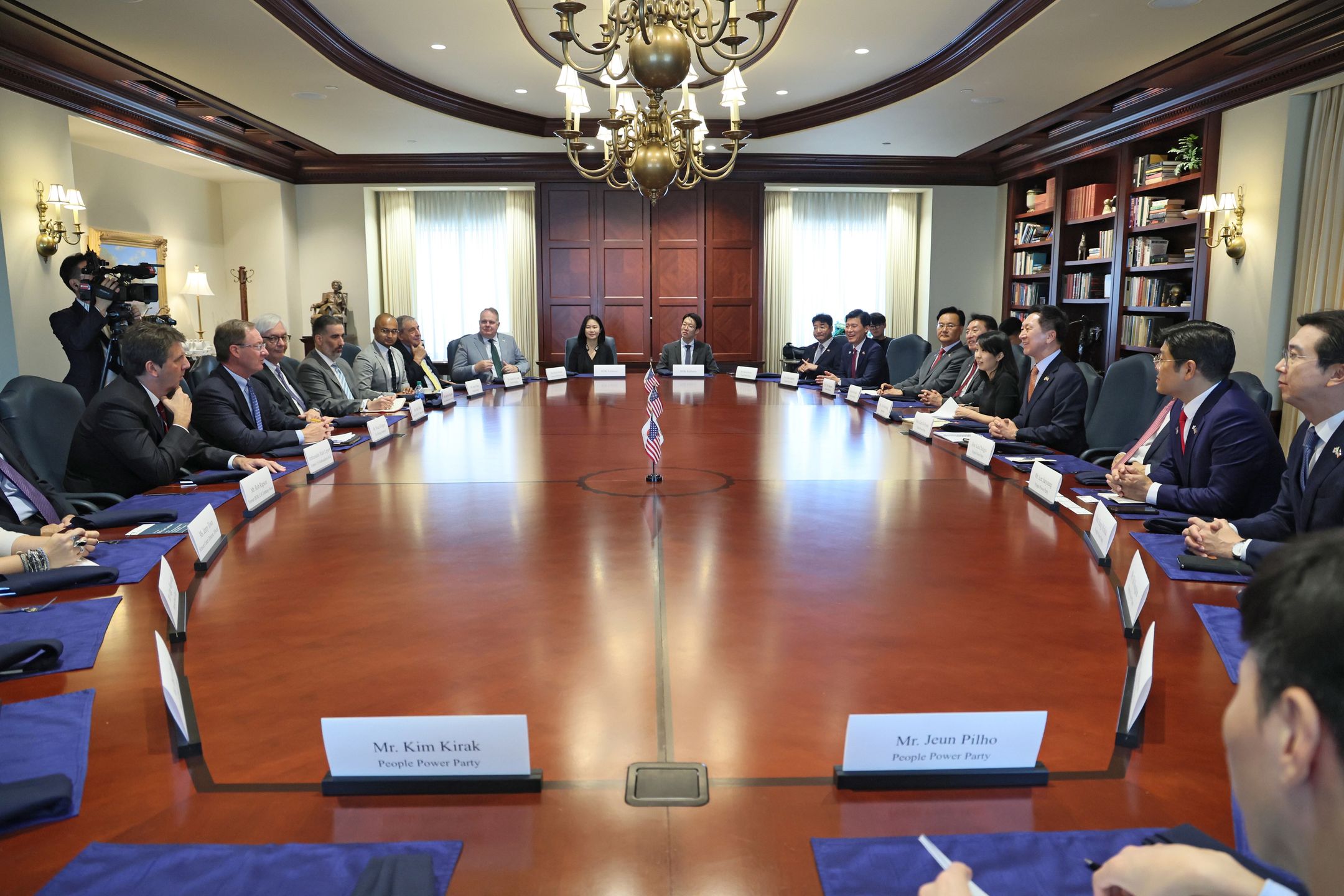 A handout photo made available by South Korea's ruling People Power Party shows a party delegation, led by its leader Kim Gi-hyeon (3-R), talking with US experts on the Korean Peninsula during a luncheon meeting hosted by the Heritage Foundation in Washington, DC, USA, 11 July 2023 (issued 12 July 2023). EPA/People Power Party (South Korea) SOUTH KOREA OUT HANDOUT EDITORIAL USE ONLY/NO SALES Dostawca: PAP/EPA.