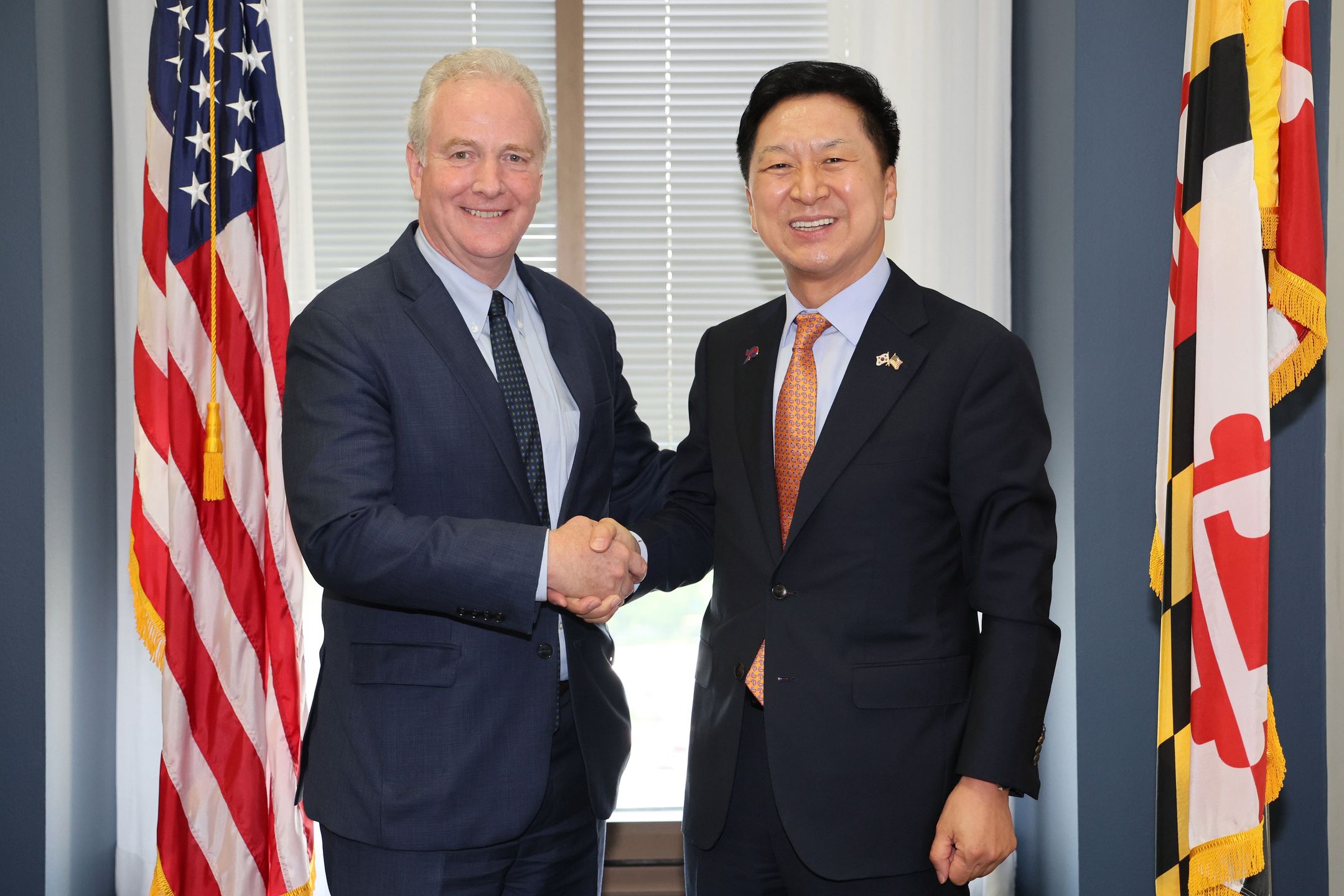 A handout photo made available by South Korea's ruling People Power Party shows head of party Kim Gi-hyeon (R) posing for a photo with chairman of the US senate foreign relations subcommittee on East Asia and the Pacific, Chris Van Hollen, during a meeting in Washington, DC, USA, 11 July 2023 (issued 12 July 2023). EPA/People Power Party (South Korea) SOUTH KOREA OUT HANDOUT EDITORIAL USE ONLY/NO SALES Dostawca: PAP/EPA.
