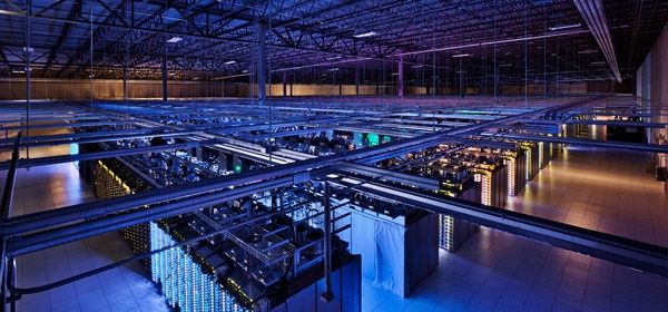 Google Data Center serwery hala dane Connie Zhou