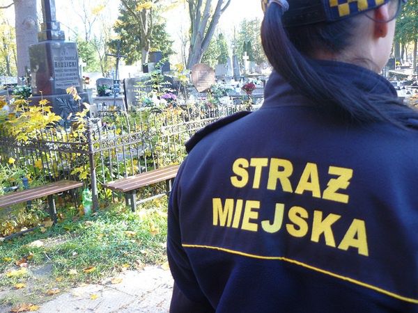 Patrole na cmentarzach