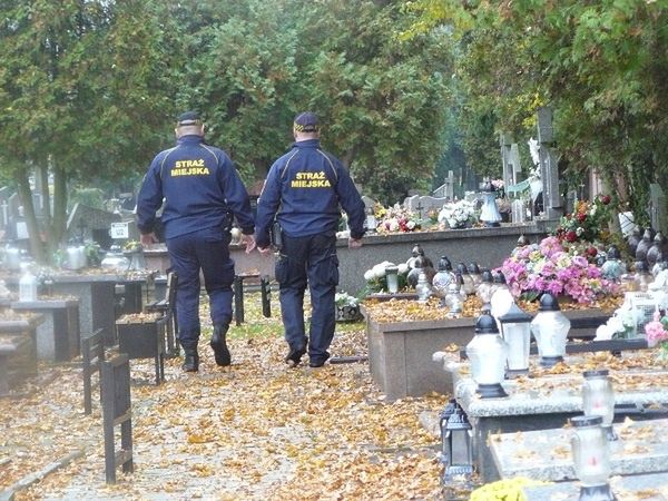 Patrole cmentarzy